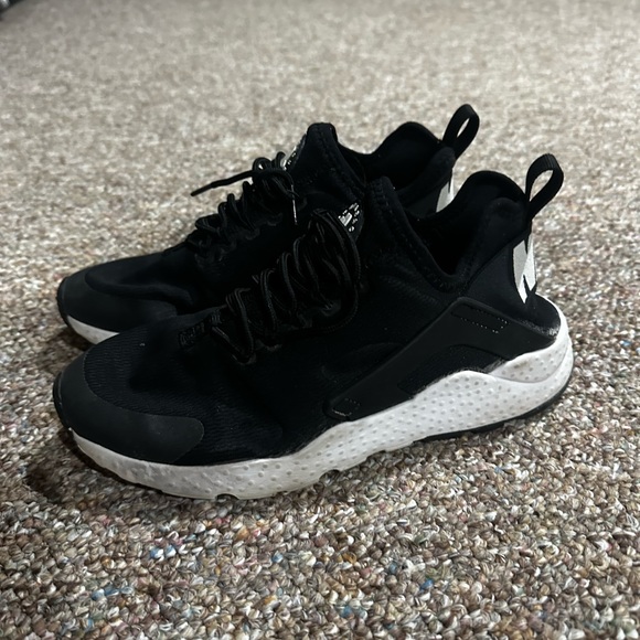 Women’s Nike Air Huaraches - Picture 2 of 3